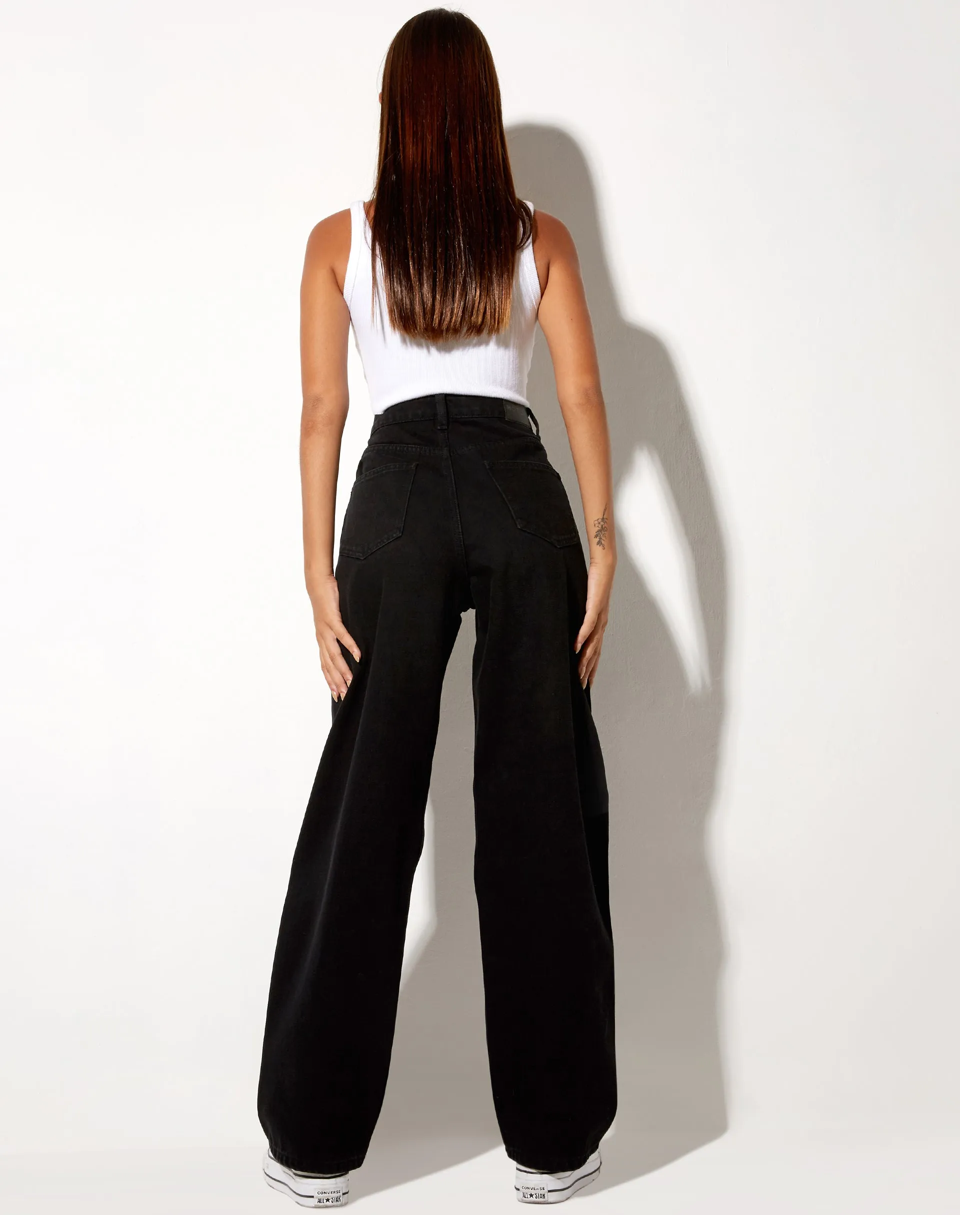 Exposed Button Parallel Jeans in Black Wash