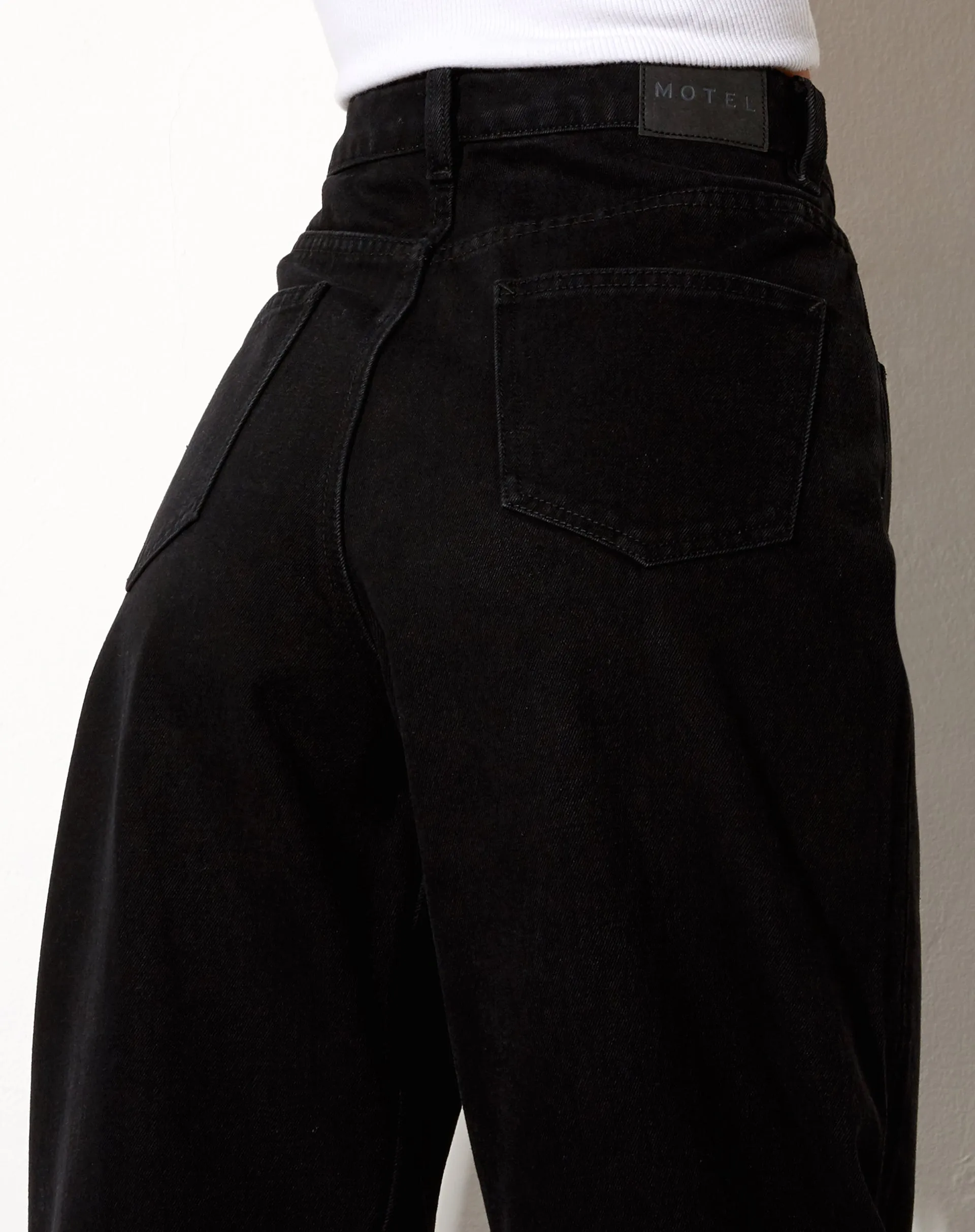 Exposed Button Parallel Jeans in Black Wash